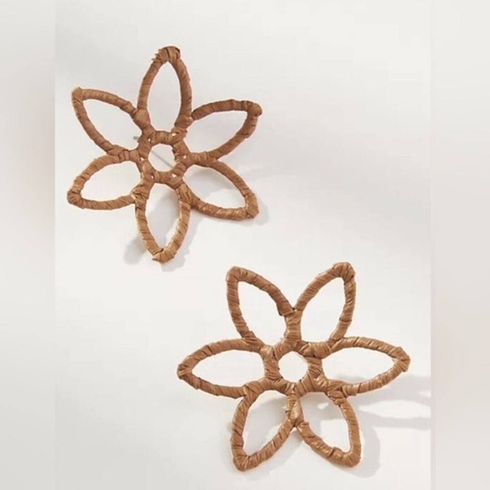 NWT Anthropologie Raffia Flower Stud Earrings in Natural